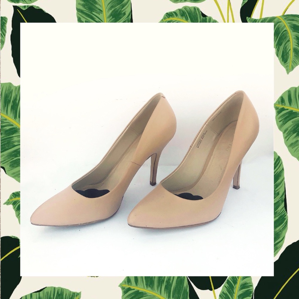 Le Chateau Nude Pumps